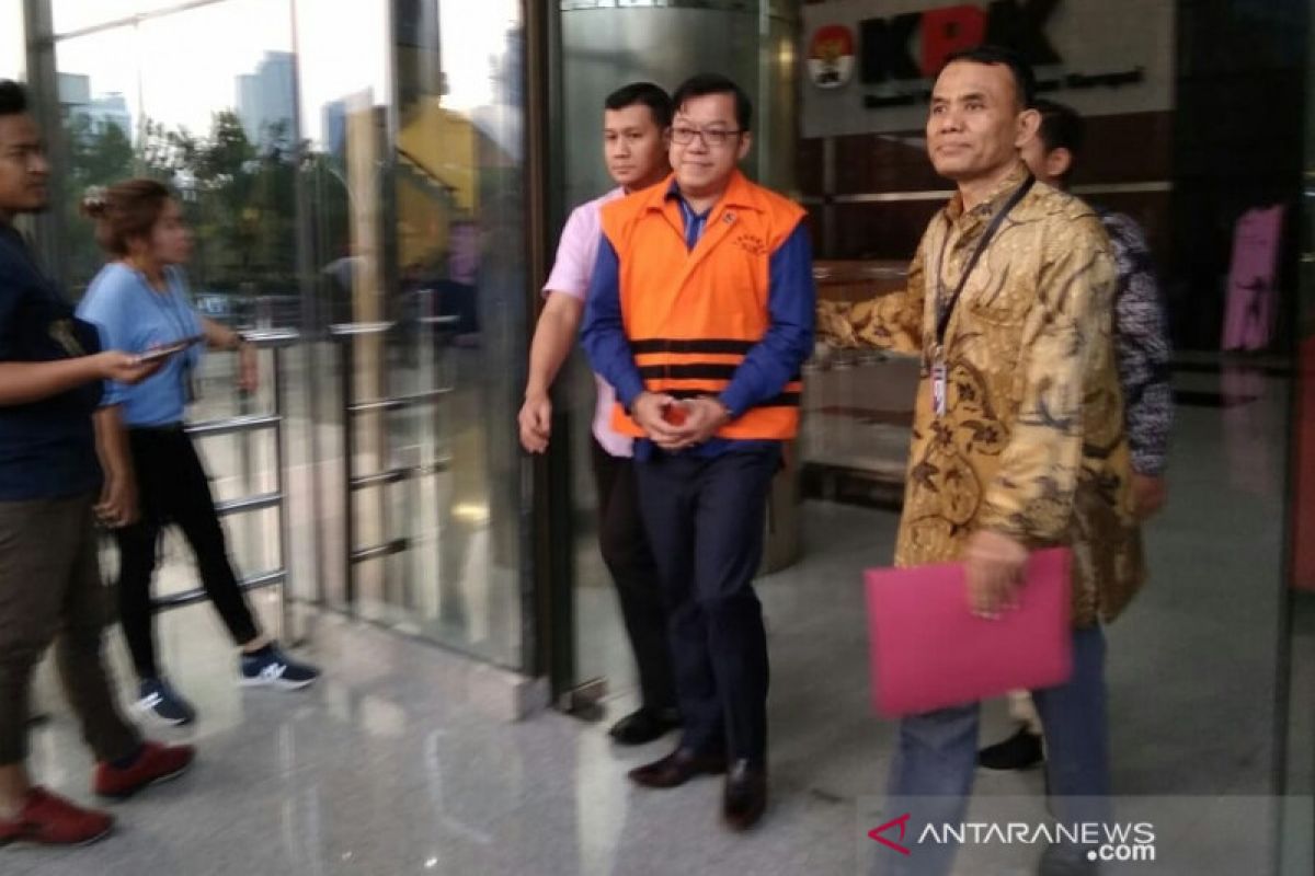 KPK tahan tersangka kasus korupsi pembangunan jalan Kemiri-Depapre