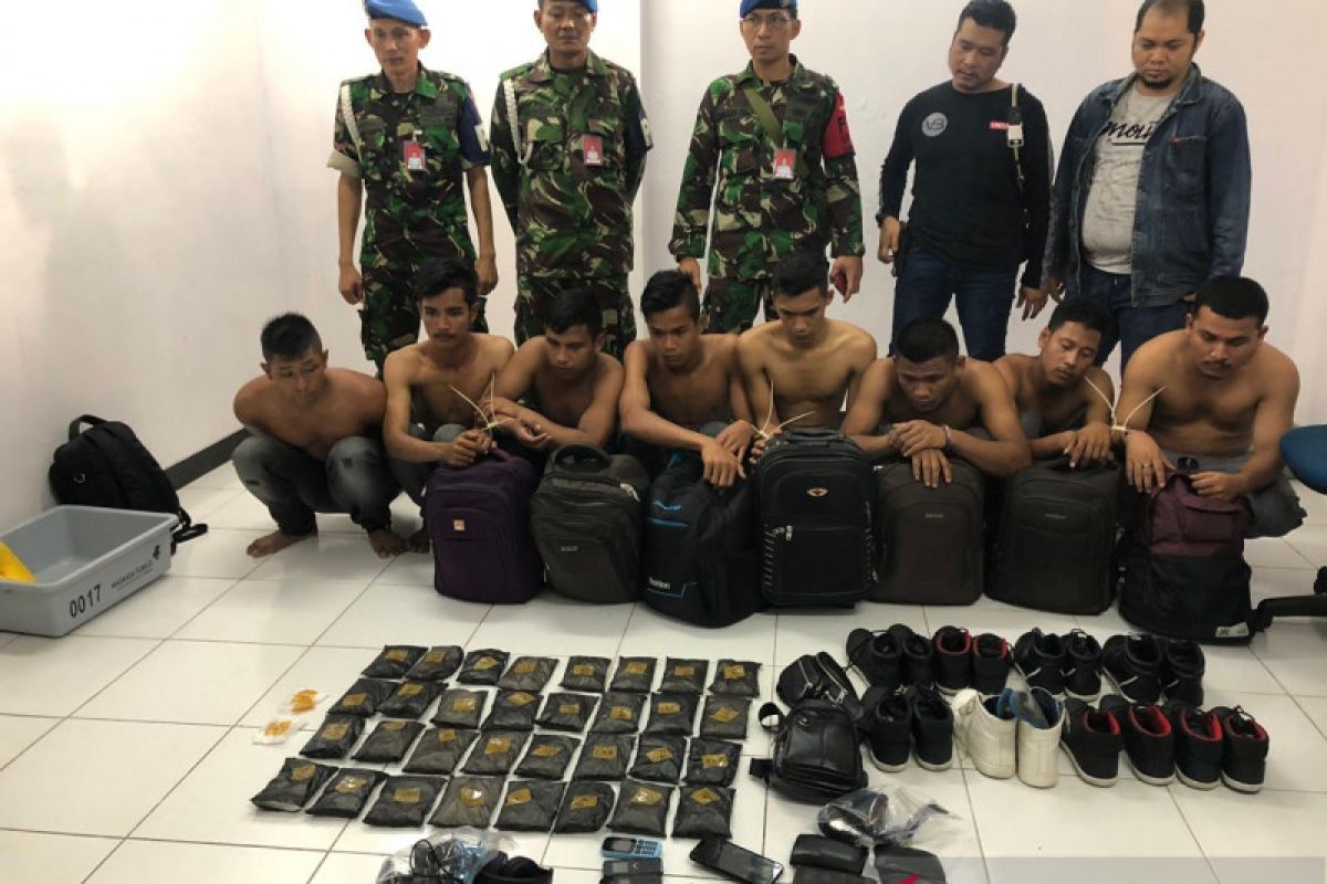 Delapan warga Aceh diamankan di Bandara Pekanbaru terkait penyuludupan empat kilogram sabu