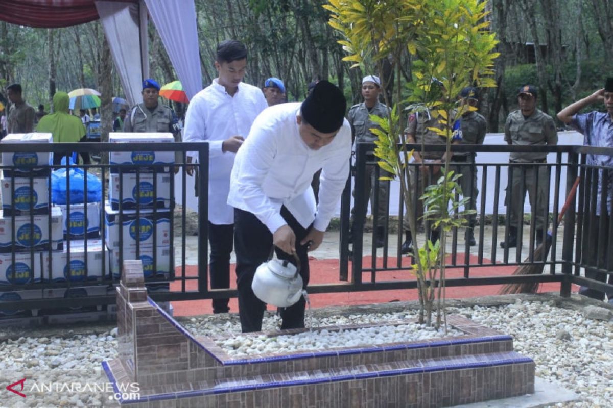 Rajo-rajo se Dharmasraya  ziarah ke makam Raja Koto Besar