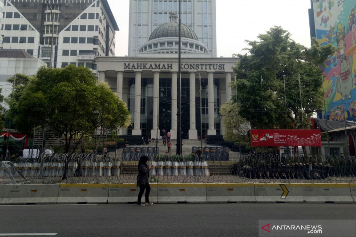 Kawat berduri masih terpasang di depan Gedung MK pascaputusan PHPU