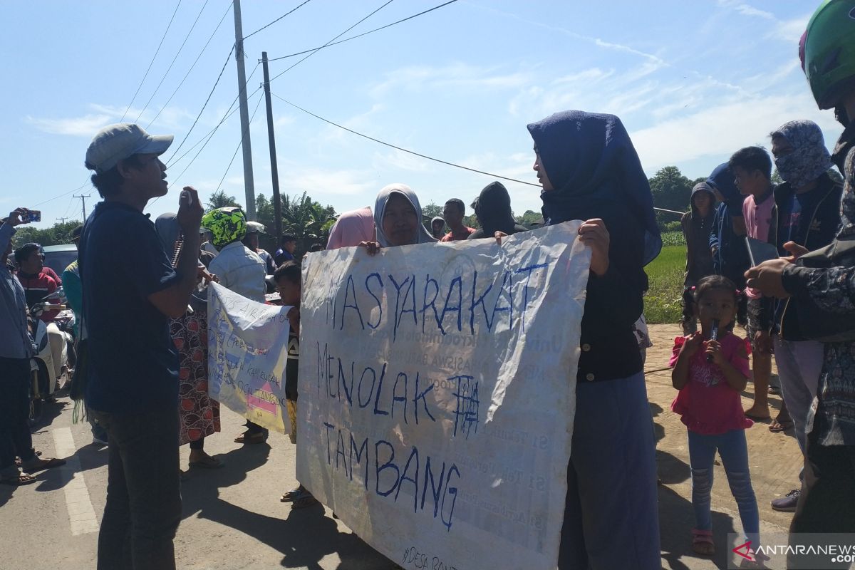 Warga Bontosunggu Takalar  demo dugaan galian tambang