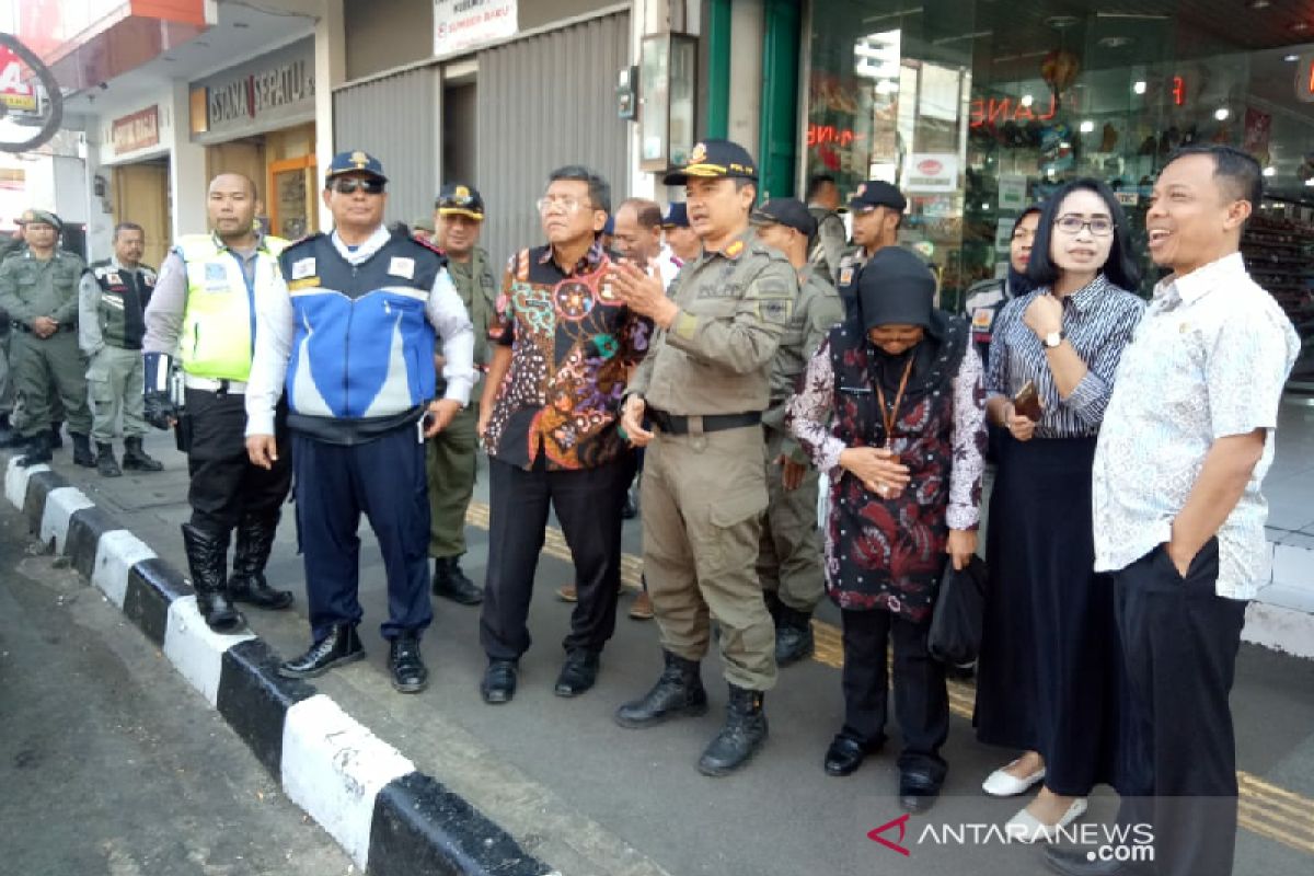 Pemkab Garut tidak akan kompromi untuk menertibkan PKL