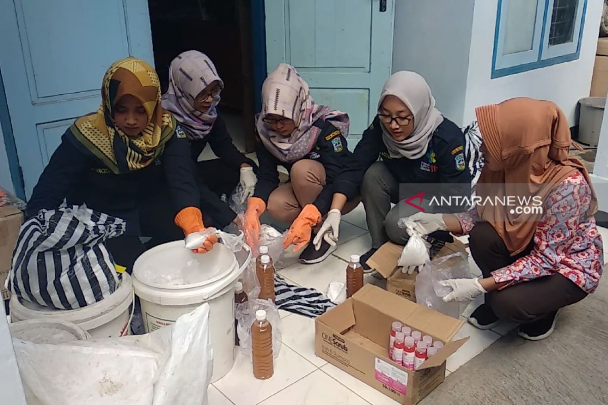 KLB hepatitis A, Pemkab Pacitan bagikan paket bantuan kesehatan lingkungan