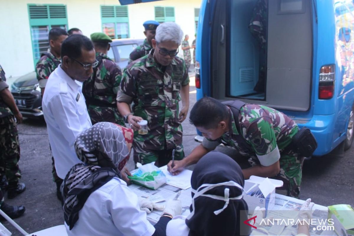 Dandim OKU pastikan hasil tes urine ratusan TNI negatif narkoba