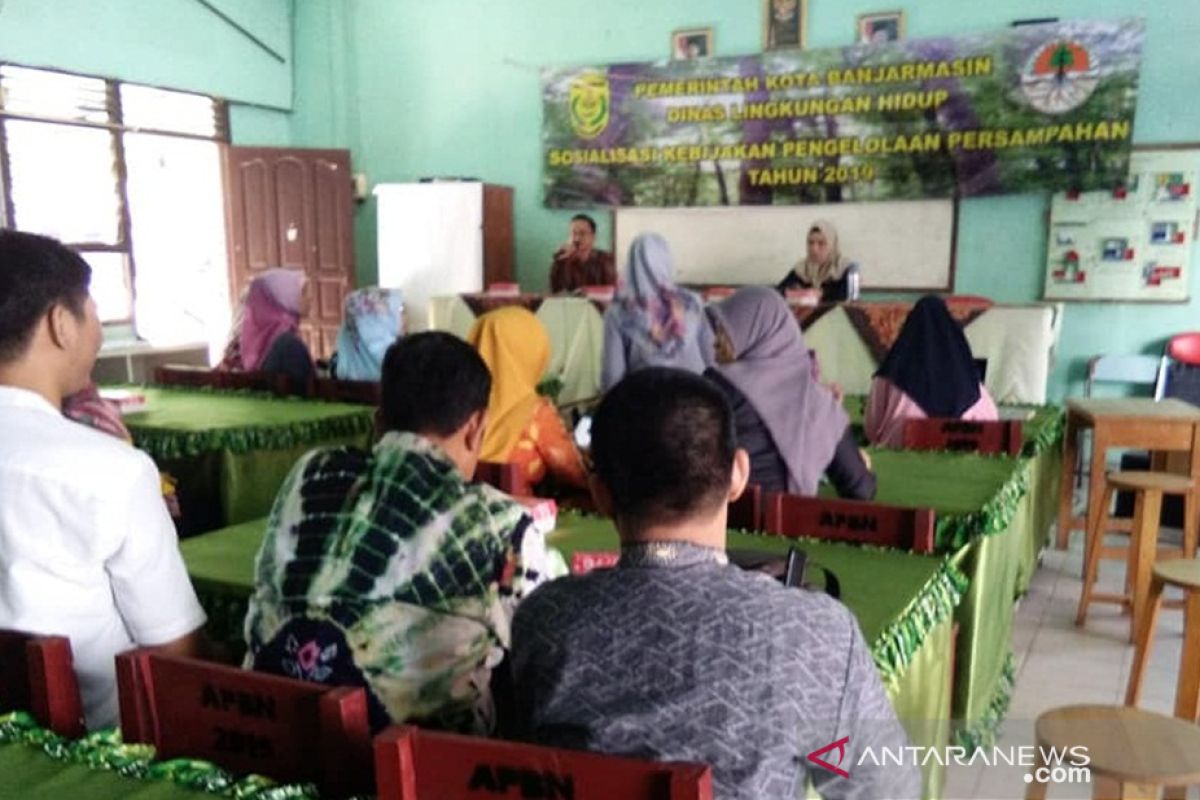 Dinas LH Kota Banjarmasin sosialisasi kebijakan persampahan