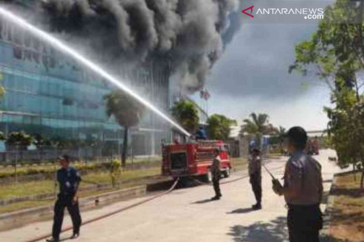 Pabrik plastik di Jababeka V Bekasi terbakar