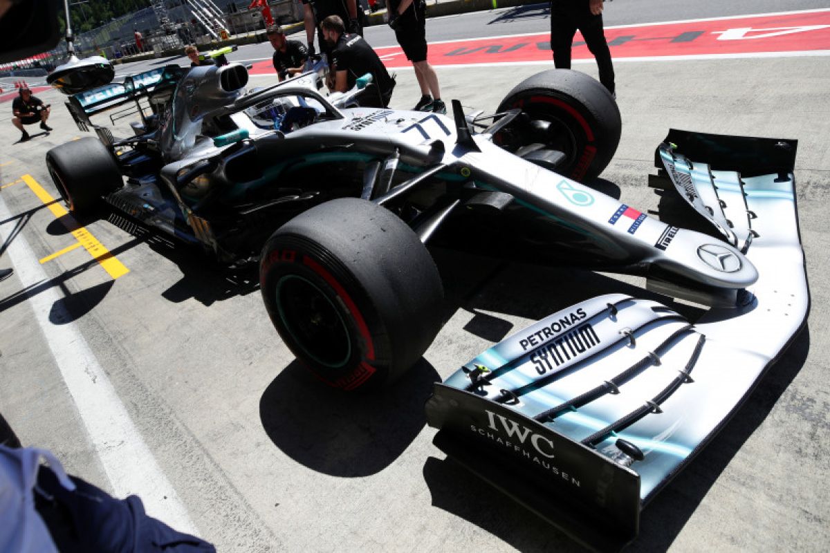 Kondisi trek berangin, Bottas, Verstappen kecelakaan di Austria