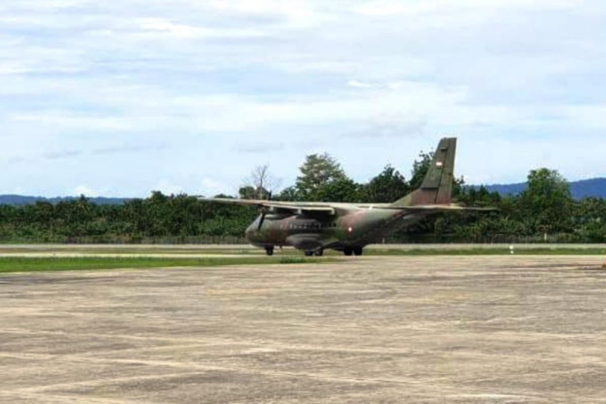 Four Indonesian Air Force personnel depart for Oksibil