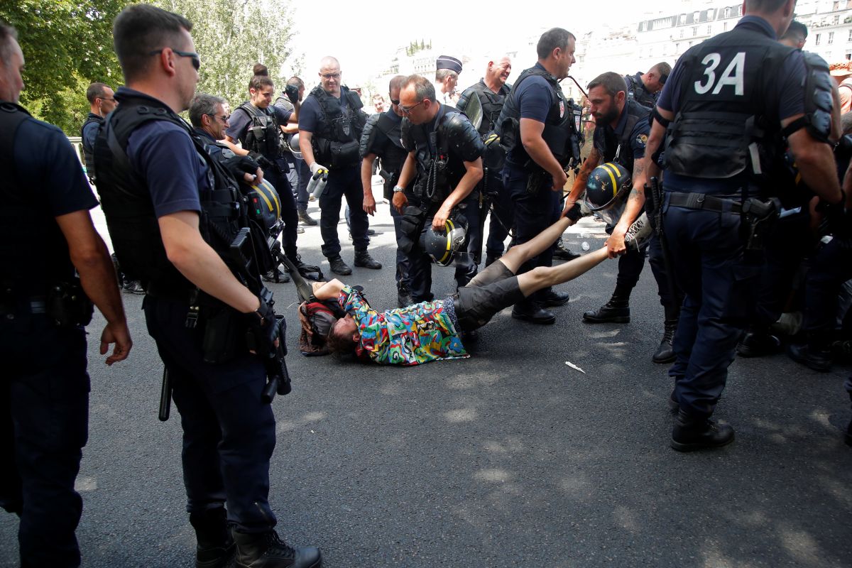 Polisi Prancis gunakan gas air mata bubarkan massa
