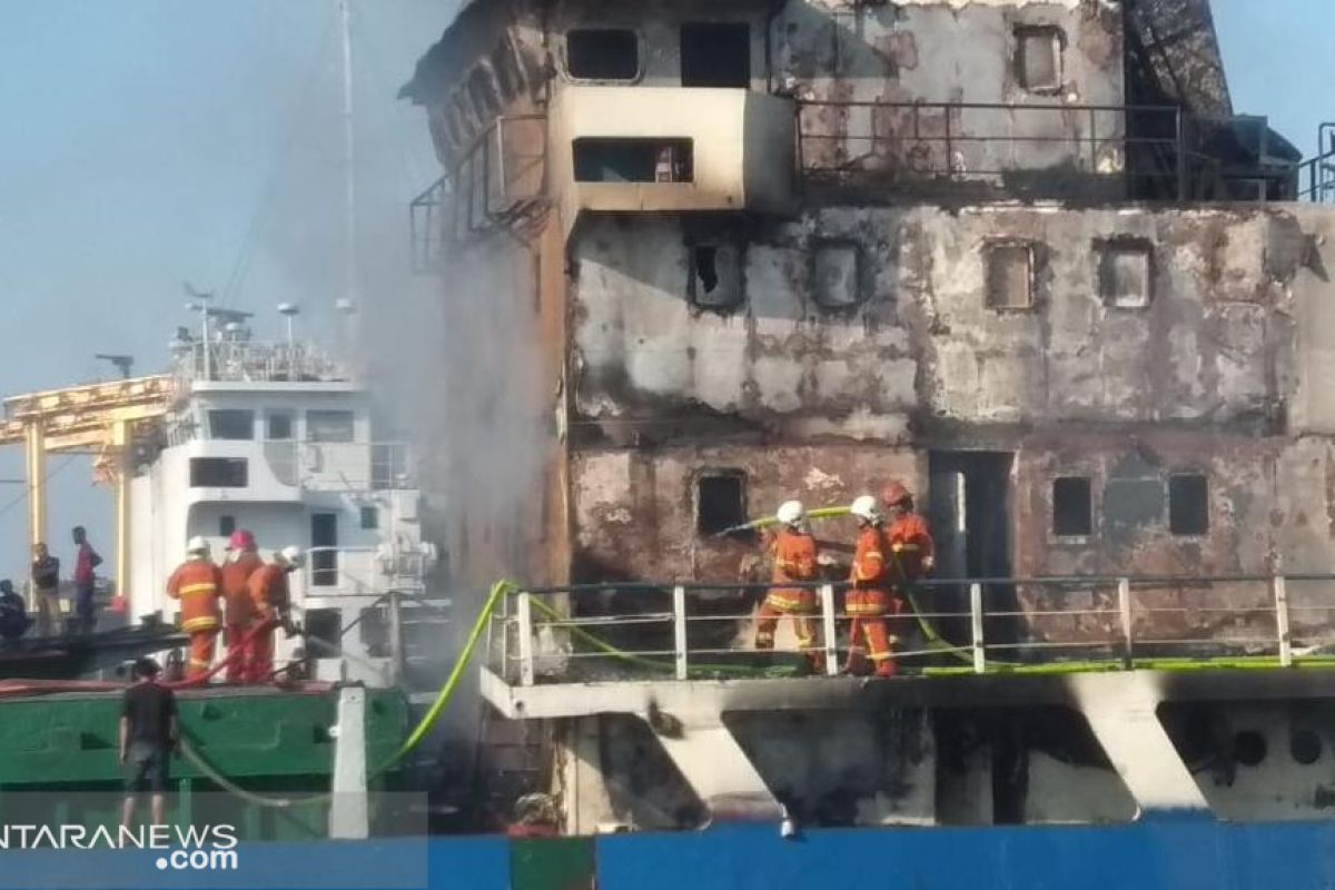 Kapal kargo terbakar di Tanjung Perak Surabaya