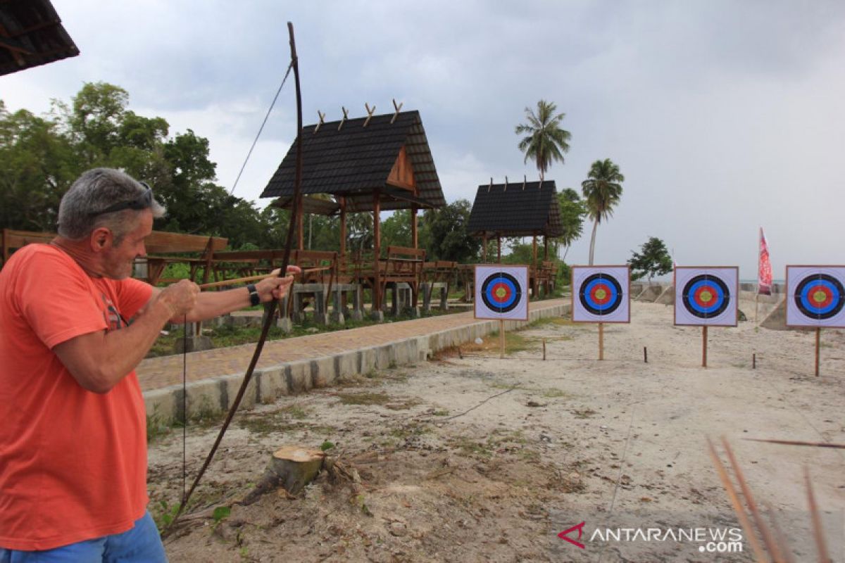 Turis memanah di arena Festival Pesona Mentawai, terkagum keindahan