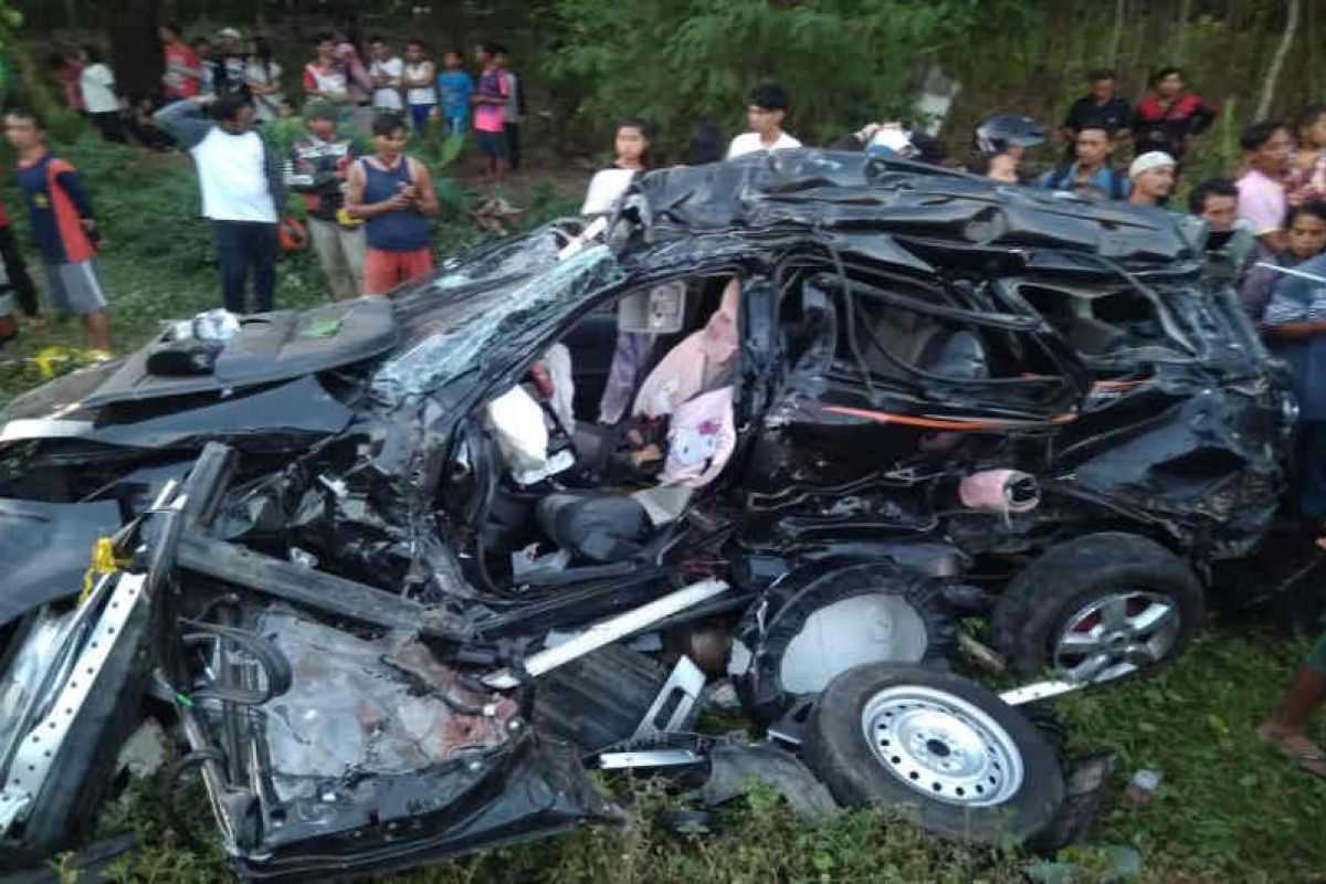 Train rams car, killing seven in West Java