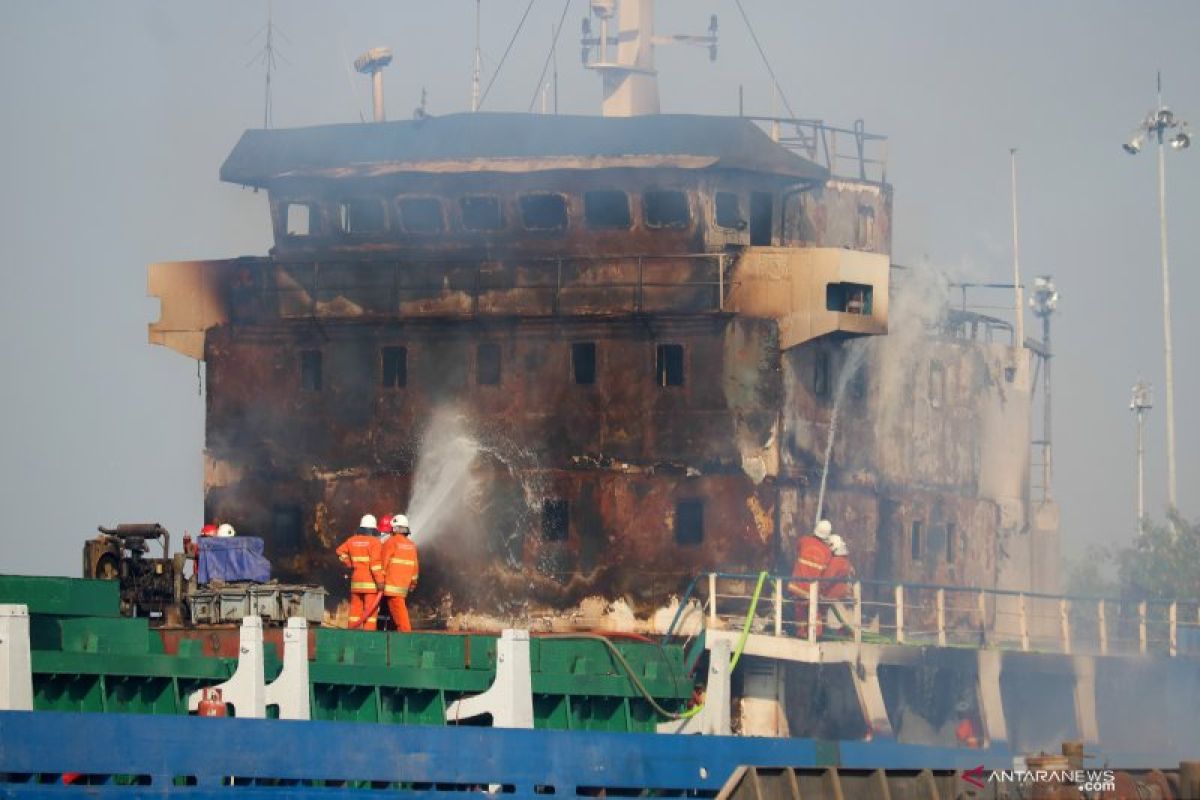 Kapal Kargo Terbakar di Pelabuhan Tanjung Perak