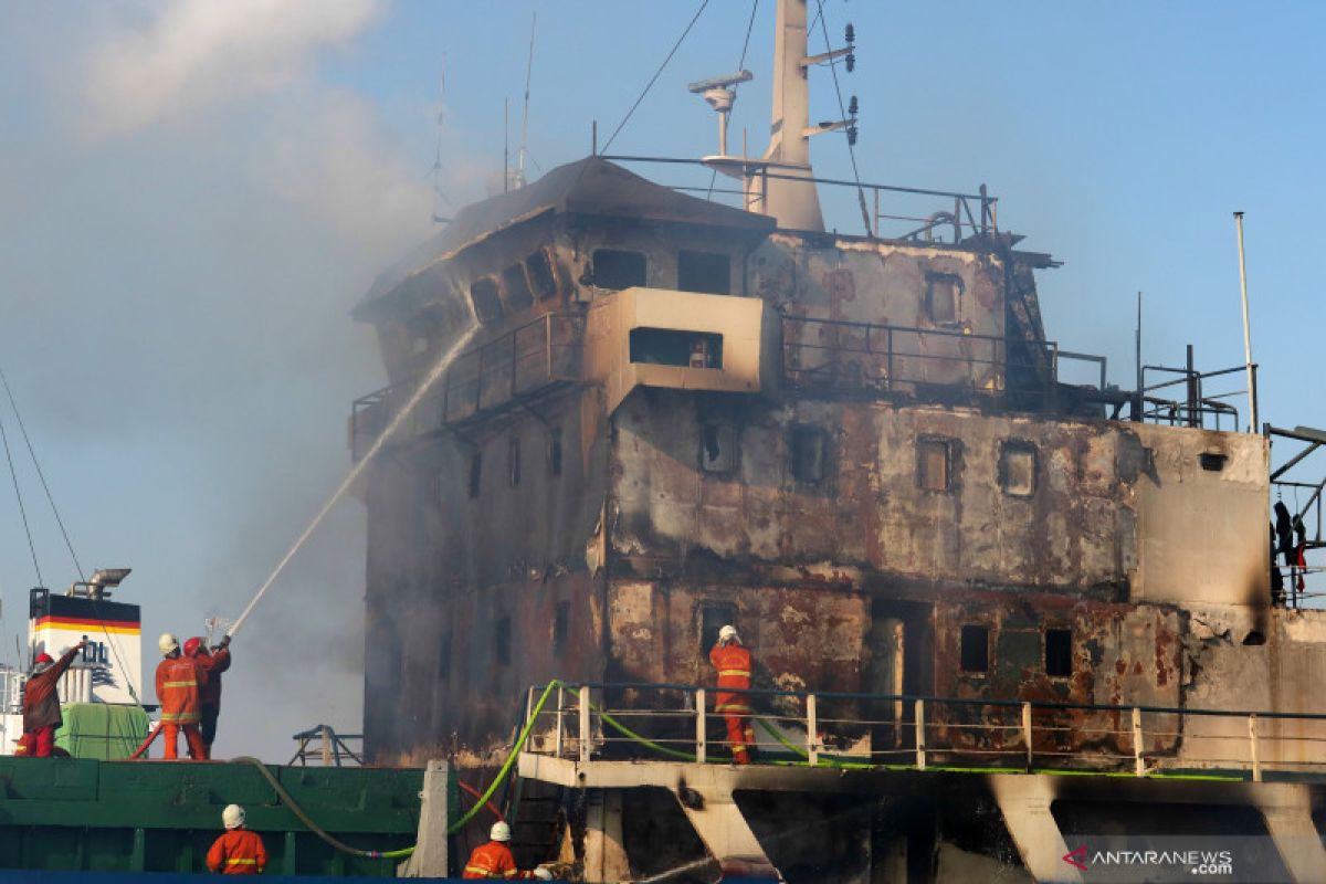 Kapal kargo terbakar di pelabuhan Tanjung Perak Surabaya