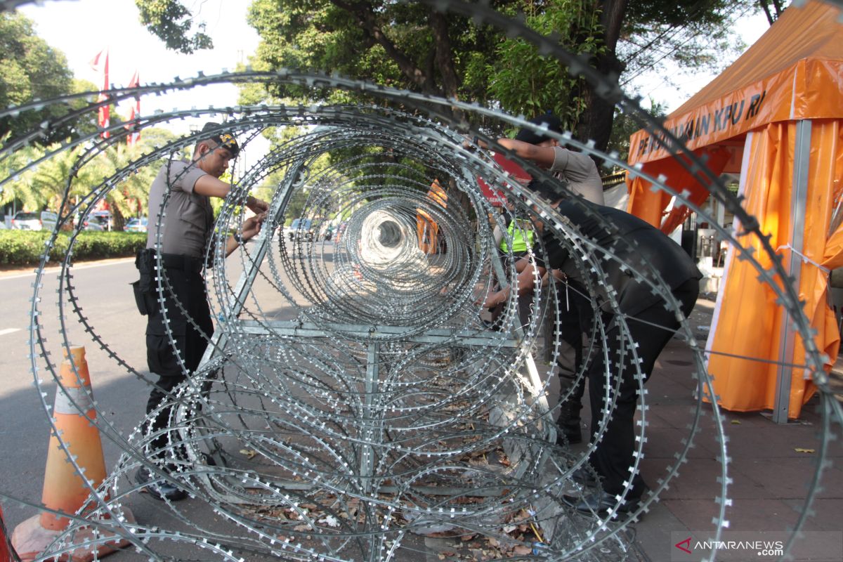 Polisi pasang beton dan kawat duri jelang penetapan capres-cawapres