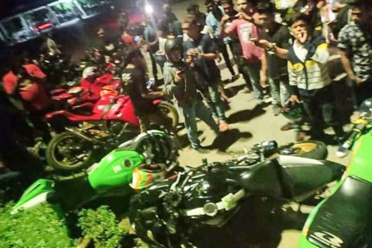 Drifting yang gagal, mobil tabrak sejumlah motor anggota komunitas