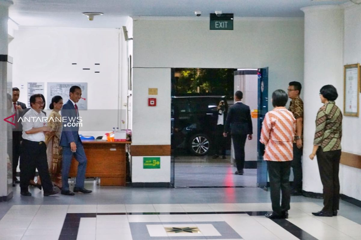 Jokowi besuk Risma di RSUD Soetomo