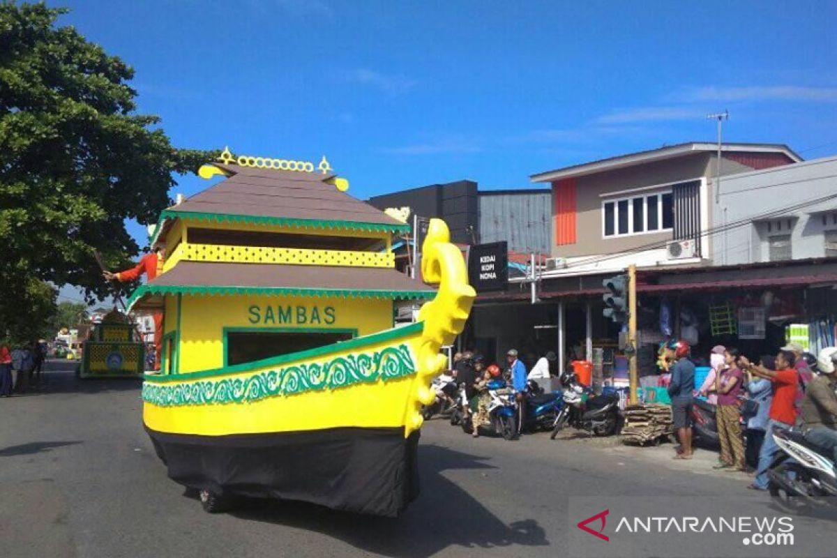 Sambas kenalkan perahu bedar saat Pawai Ta'aruf STQ Nasional