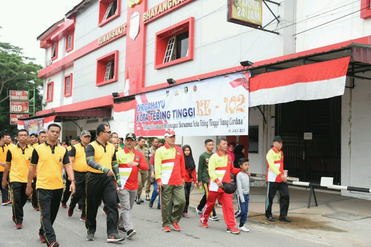 Tiga instansi di Tebing Tinggi gelar gerak jalan santai