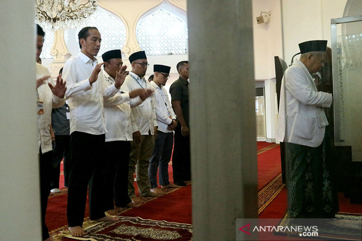 Jokowi dan Ma'ruf shalat Ashar berjamaah sebelum ke KPU
