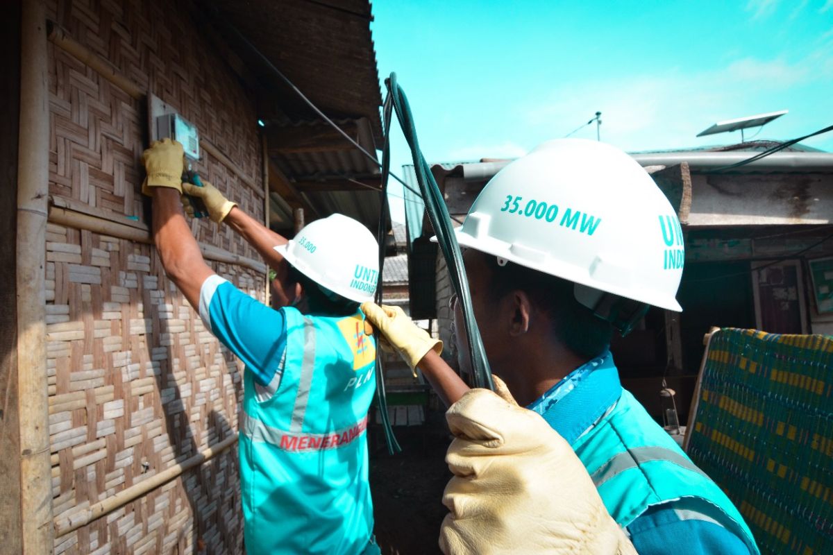 PLN membangun jaringan listrik ke dusun terpencil di Sumbawa