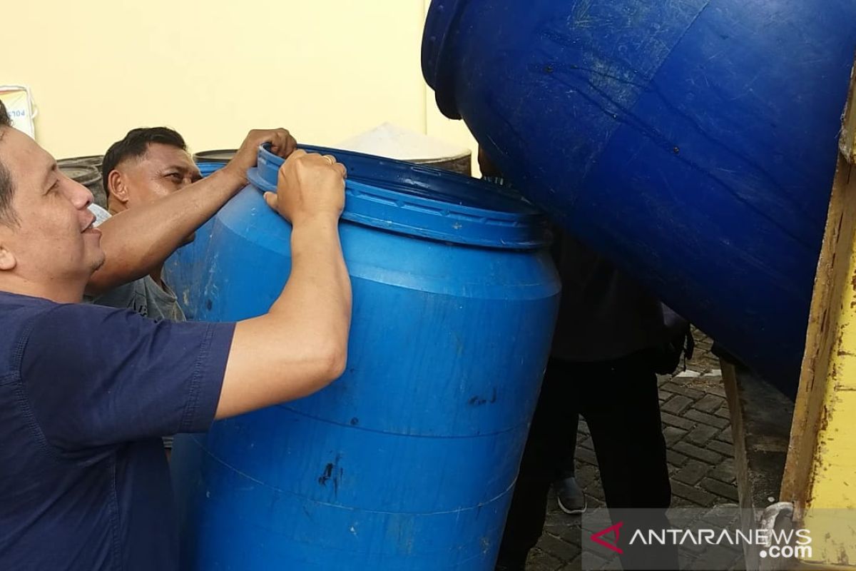 Polres Singkawang gerebek pabrik pembuatan arak