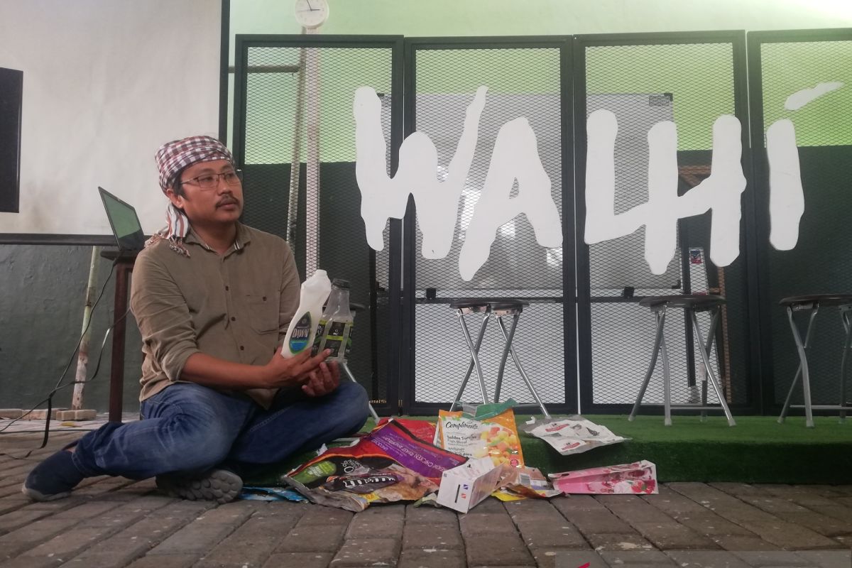 Walhi : awasi pemasangan iklan tidak ramah lingkungan