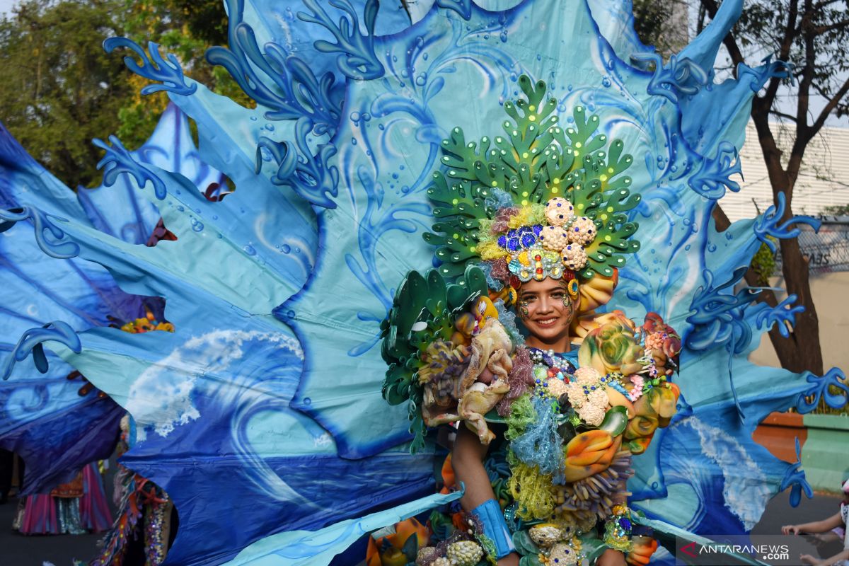 Kepulauan Seribu tampilkan kostum "seribu warna" di Jakarnival 2019