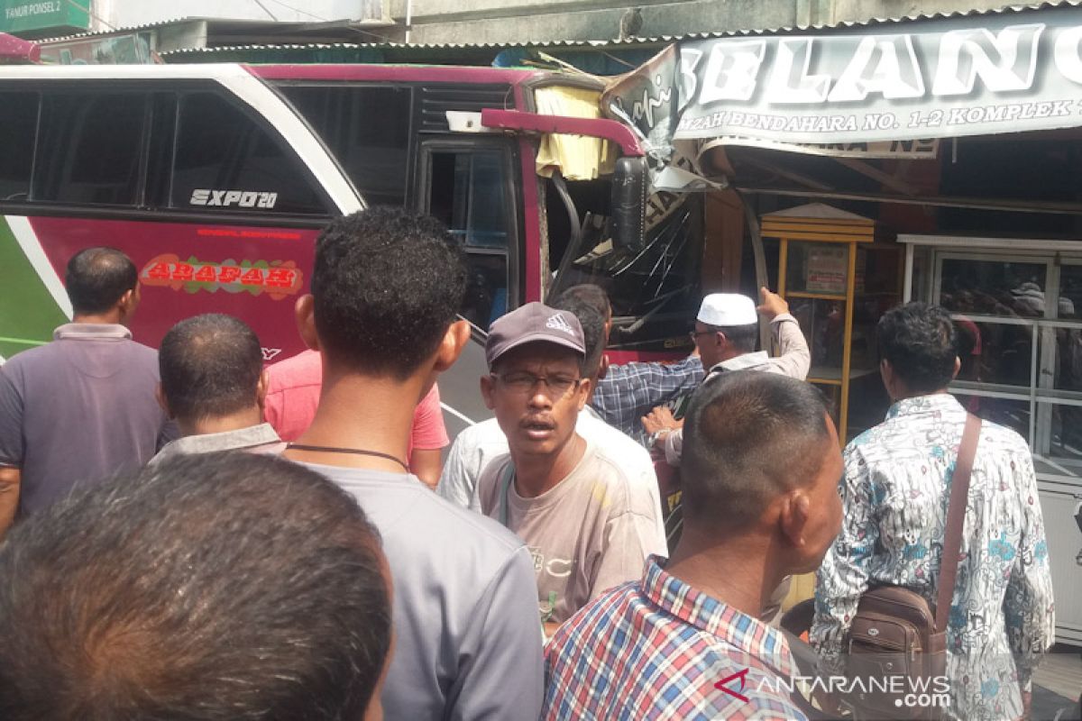 Bus pengantin ditabrak tronton di Aceh Utara