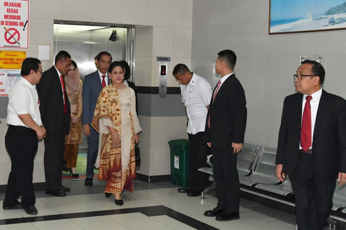 Presiden Jokowi jenguk Wali Kota Surabaya Risma di RSUD Dr Soetomo