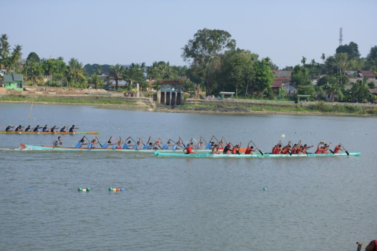 Ribuan warga saksikan lomba pacu perahu Danau Sipin Jambi