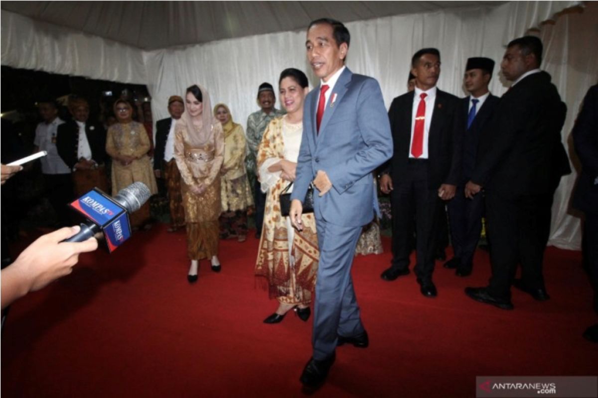 Presiden Jokowi hadiri resepsi pernikahan putri Gubernur Jatim
