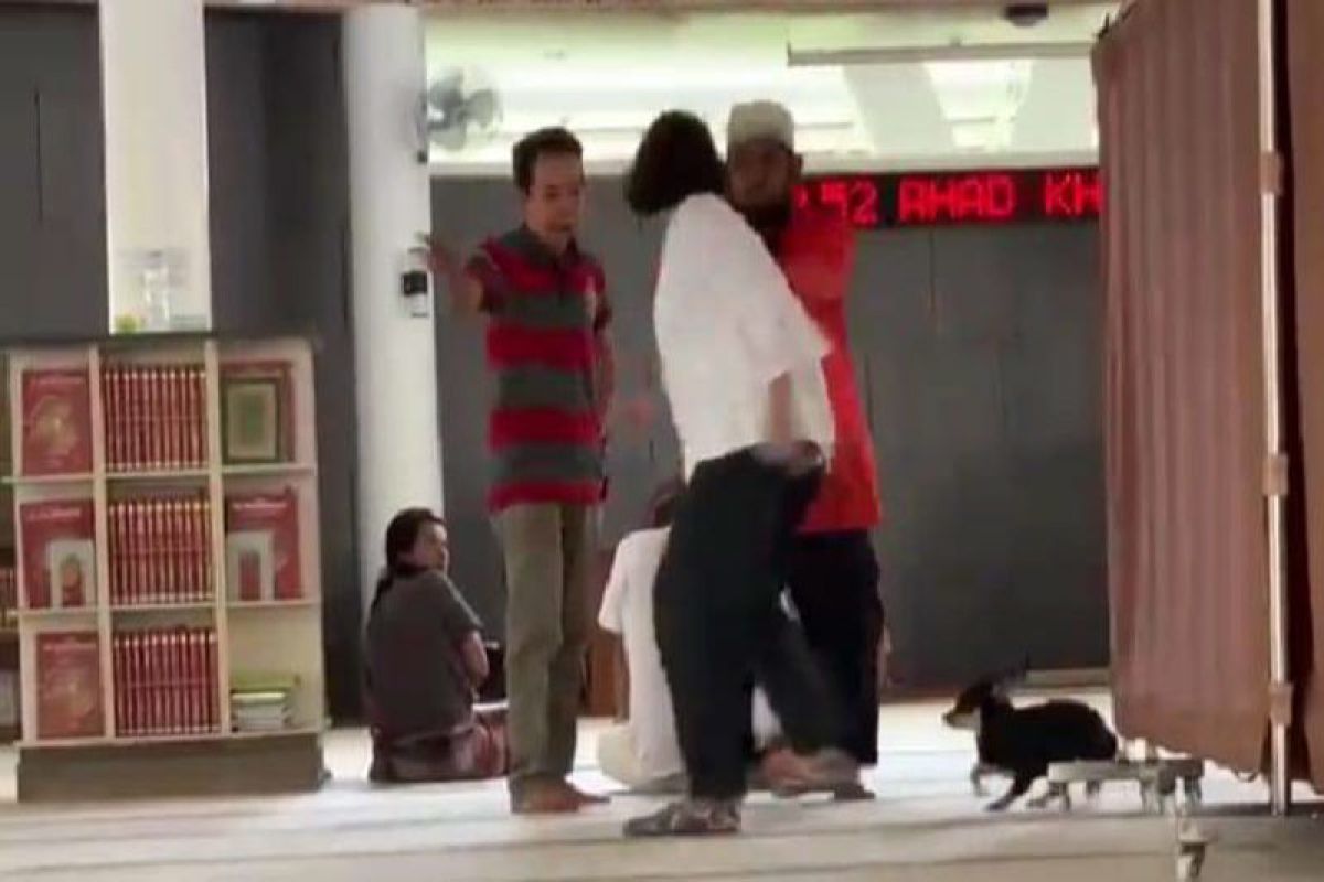 Wanita bawa anjing ke masjid ditetapkan sebagai tersangka