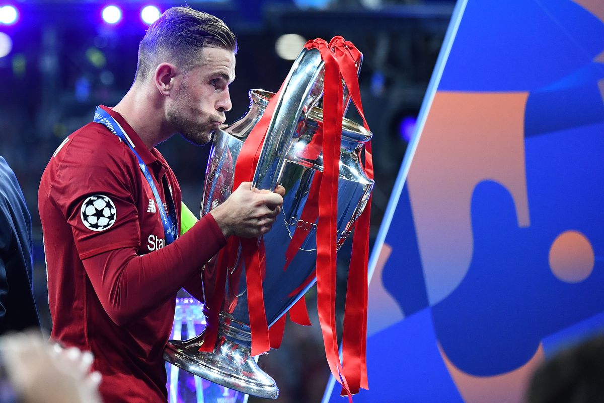 Jordan Henderson abadikan trofi Liga Champions di tubuhnya