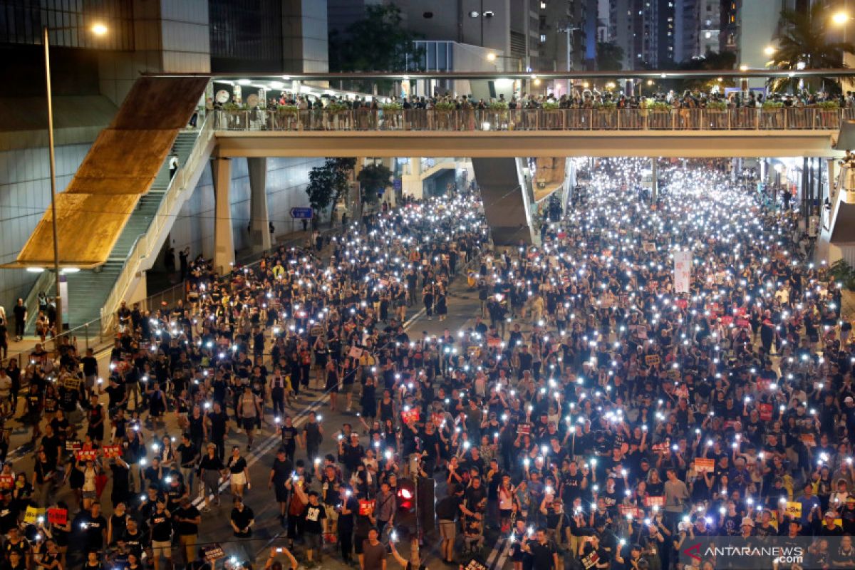 Menghitung peserta pawai di Hong Kong