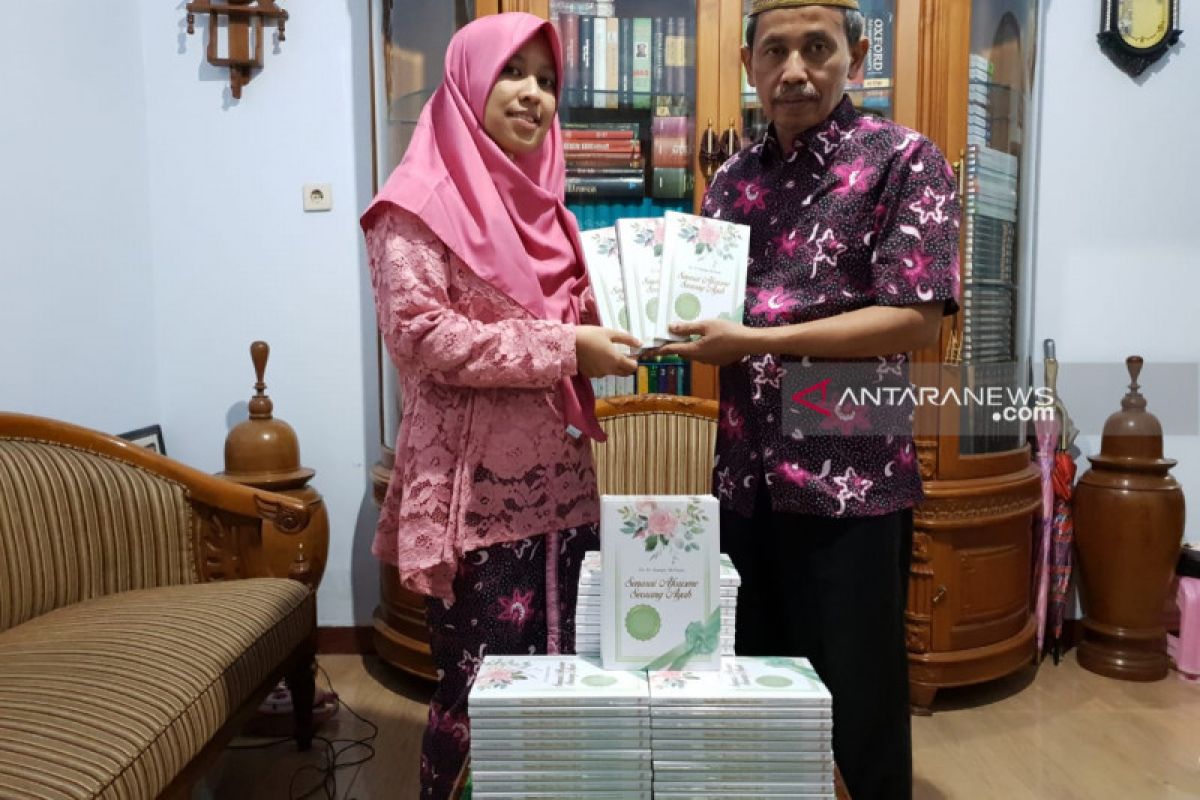 Tokoh literasi Ponorogo Terbitkan buku kado pernikahan putrinya