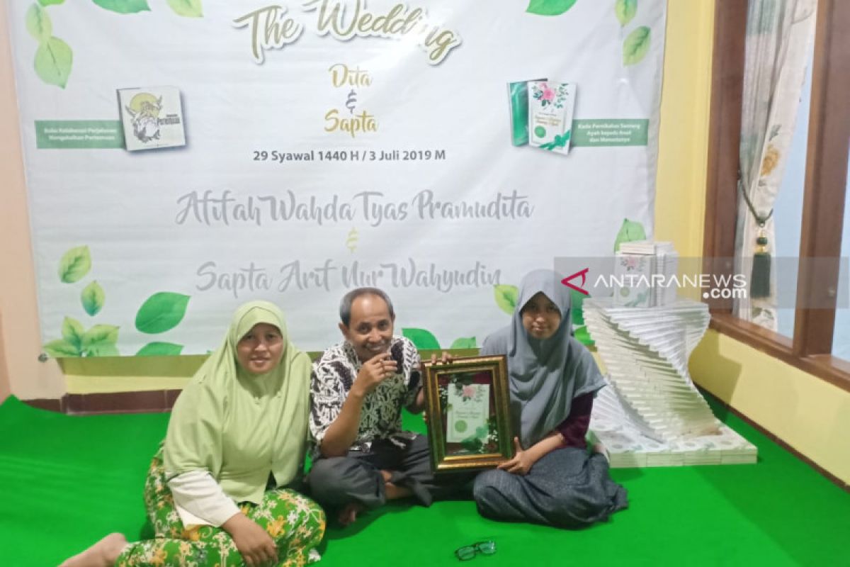 Tokoh SLG Ponorogo terbitkan buku kado pernikahan putrinya