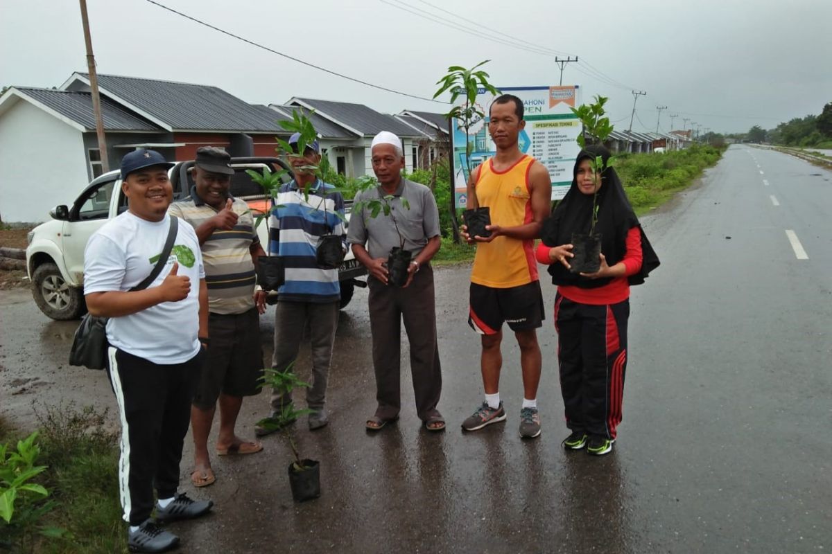 Mifa Bersaudara tanam ratusan pohon