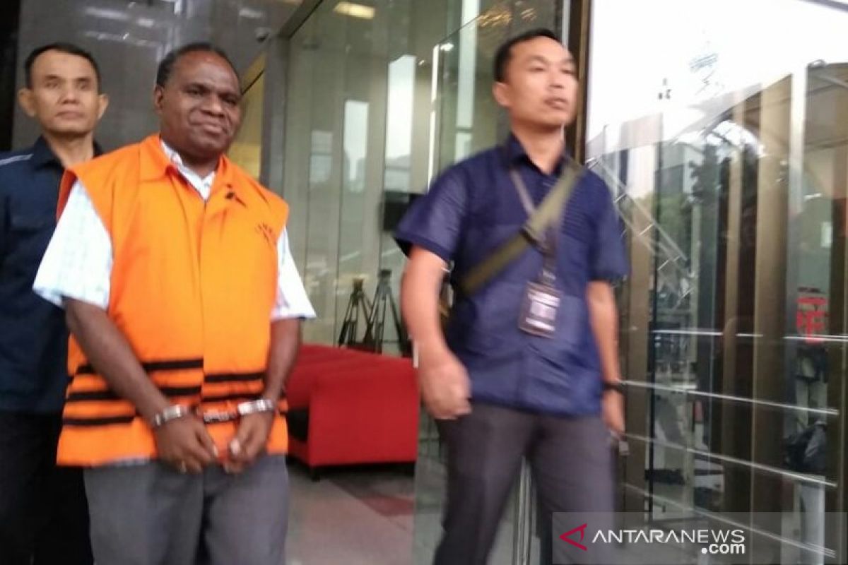 KPK tahan mantan Kadis PU Bina Marga Papua Mikael Kambuaya