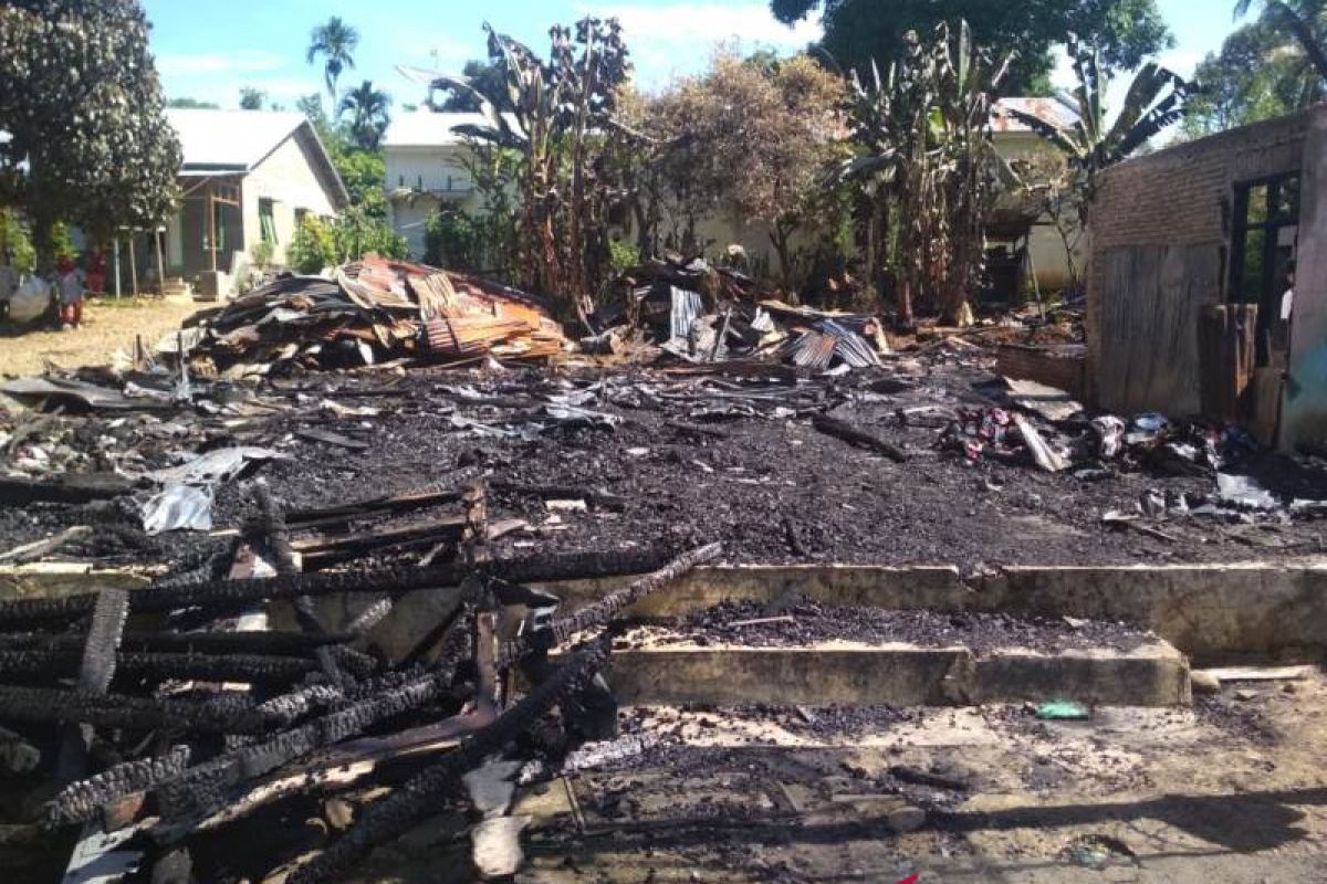 Diduga korsleting listrik, dua rumah di Tapsel ludes terbakar