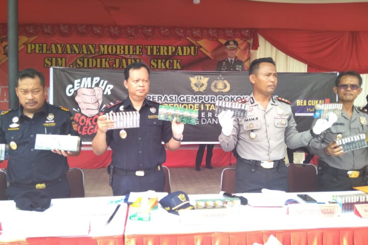 Bea Cukai Entikong - Polres Sanggau cegah ratusan ribu batang rokok ilegal