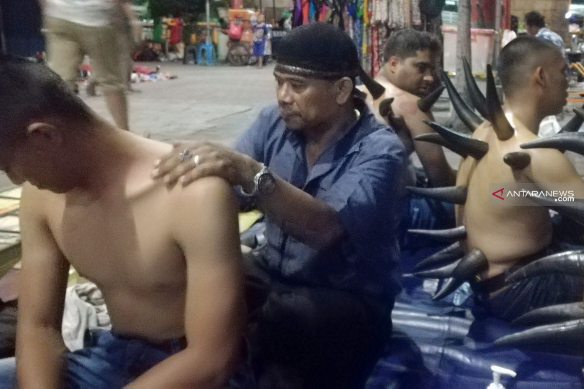 Personel Brimob manjakan diri dengan bekam