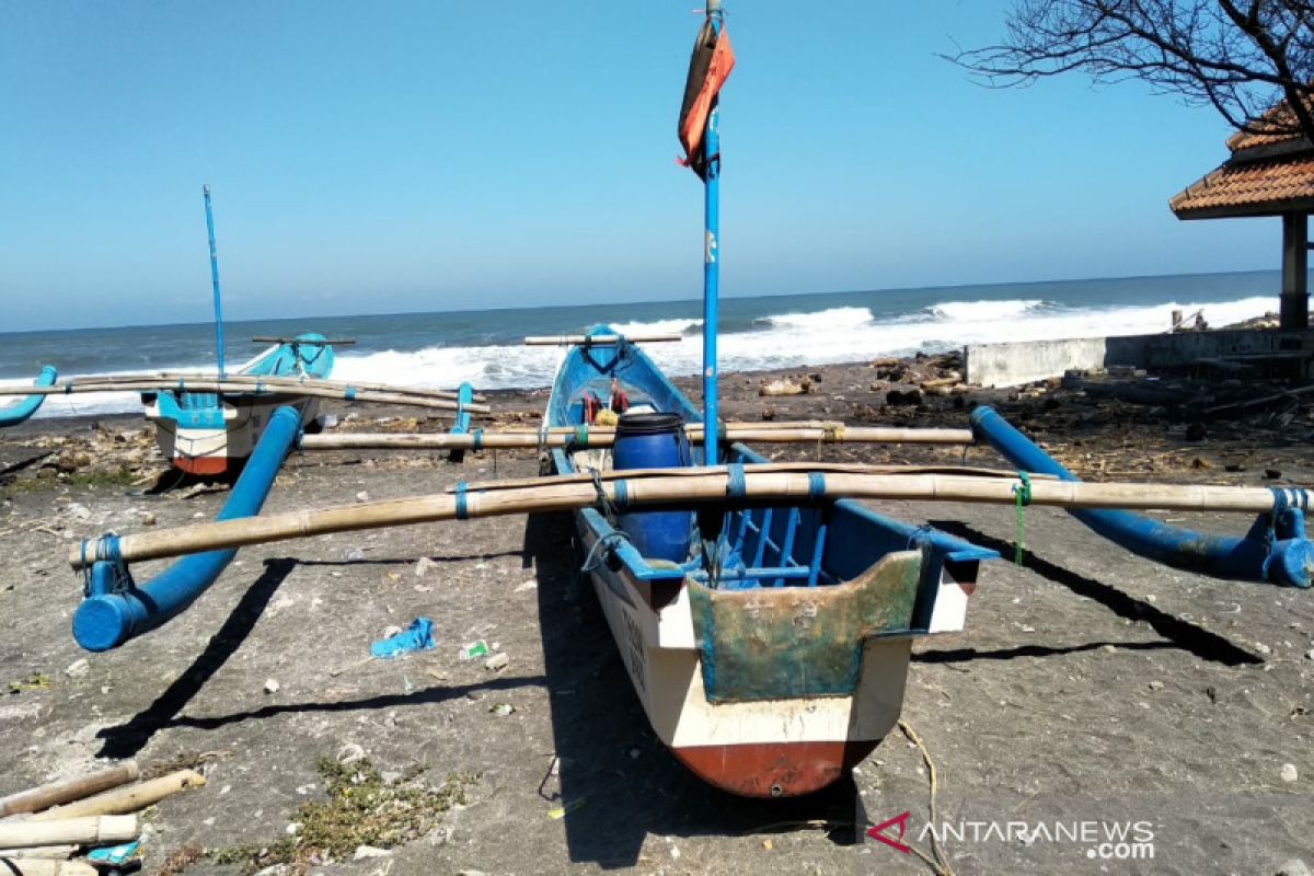 Gelombang tinggi di atas empat meter terjang Pantai Trisik Kulon Progo