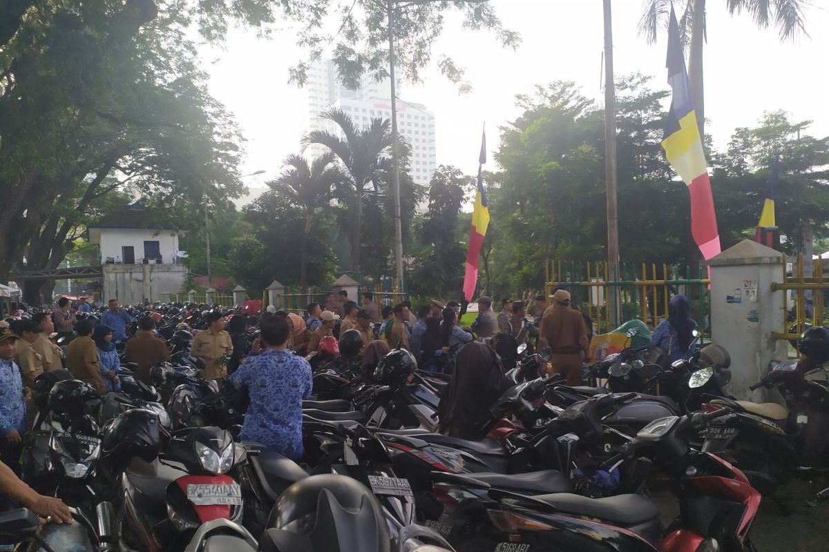 Terlambat hadir, ASN berdiri di luar pagar pada upacara HUT Kota Medan