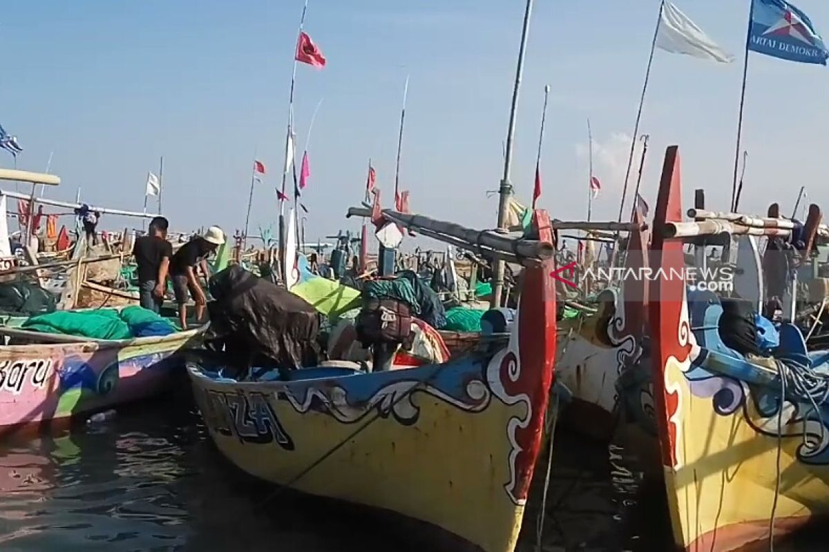 Karena ombak besar, nelayan Lampung Timur urung melaut