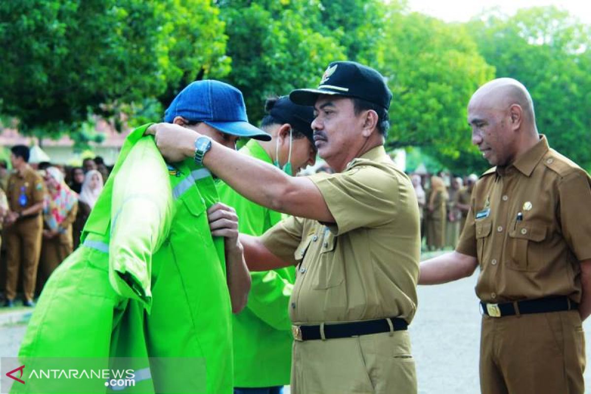 49 petugas kebersihan di Kabupaten Majene dapat kartu BPJS