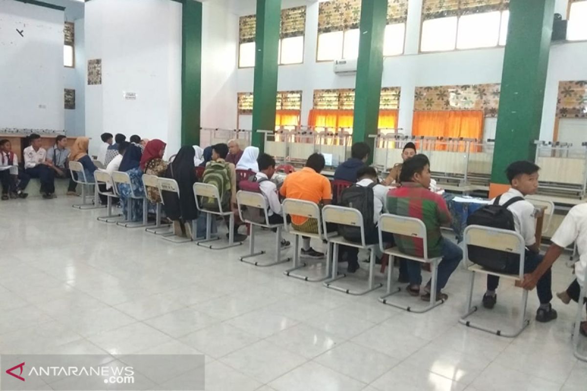 Orangtua siswa kebingungan cara pendaftaran 