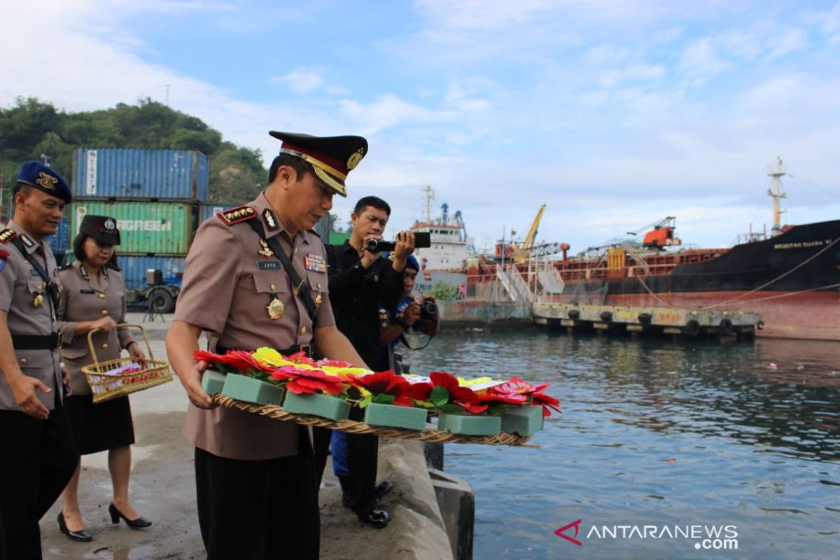 Polda Gorontalo upacara tabur bunga di laut peringati HUT Bhayangkara