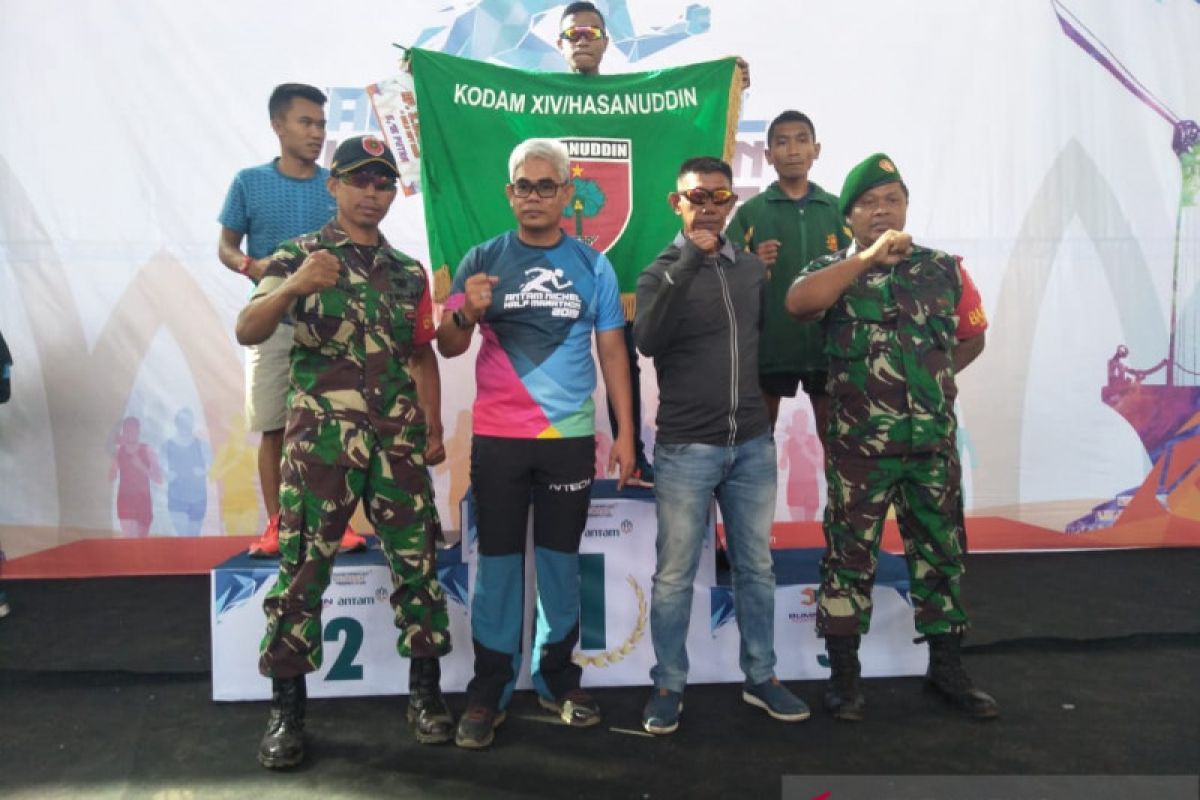 Anggota TNI juara lari Antam Maraton