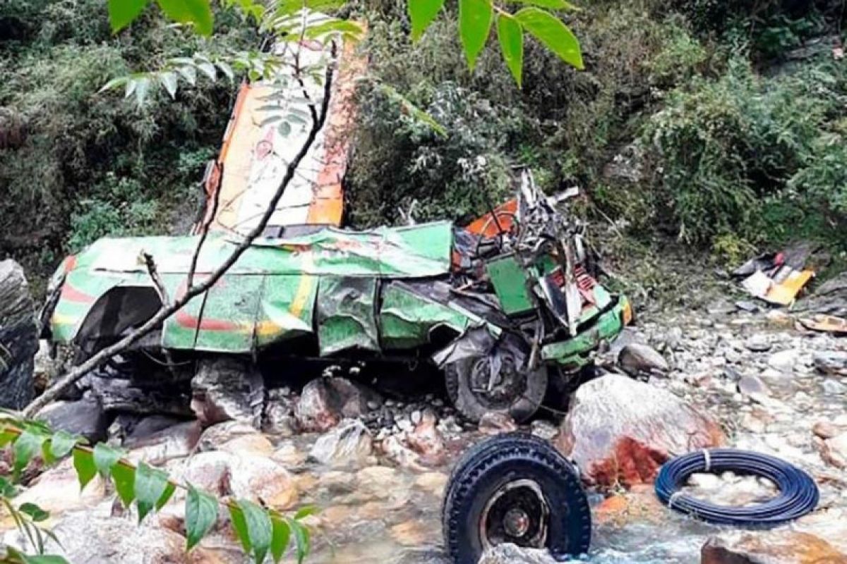 Bus terjun ke jurang, 33 orang tewas